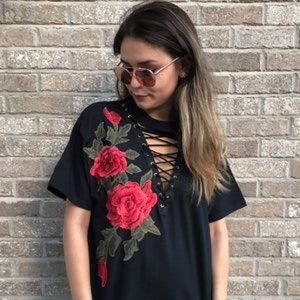 Plain lace-up tee with Rose embroidered trim